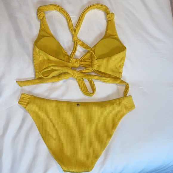 Yellow bikini - Picture 2 of 2